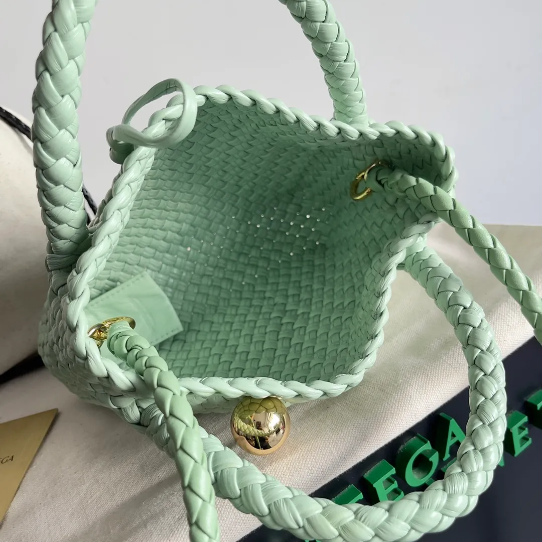 Batch 3760 BV collectible small woven handbags are really YYDS!! Bottega Veneta’s most classic small woven handbags are back! ! We use the highest quality leather with the highest craftsmanship❤️ to create the most expensive works. We have created the Intrecciato leather weaving process❤️ This unique traditional exclusive leather weaving method has not only become our logo but also reflects the time-consuming and labor-intensive craftsmanship of our products❤️ The new TOSCA handbag must be a selection worth collecting🆕 Style number: 776755 Size: 20*15.5*7cm